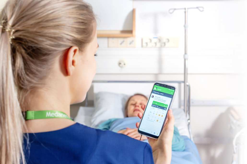 Medanets-nurse-using-app